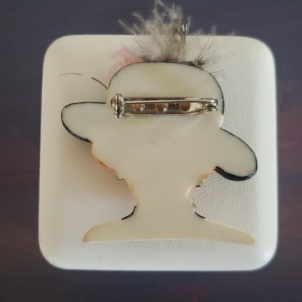 Very Nice Vintage Feathered Lady in Hat Pin Brooch - Bright Colors! - Picture 2 of 3